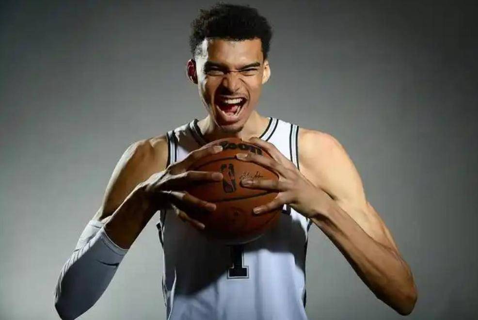 吉林队鏖战马刺,福克斯高光表现 吉林队鏖战马刺,福克斯高光表现